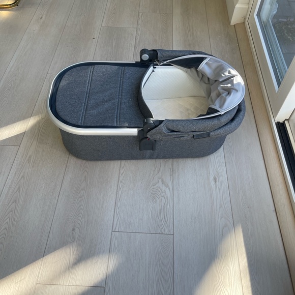 UPPAbaby Bassinet- Stylish Gray Bassinet and Stroller Attachment - Picture 12 of 13
